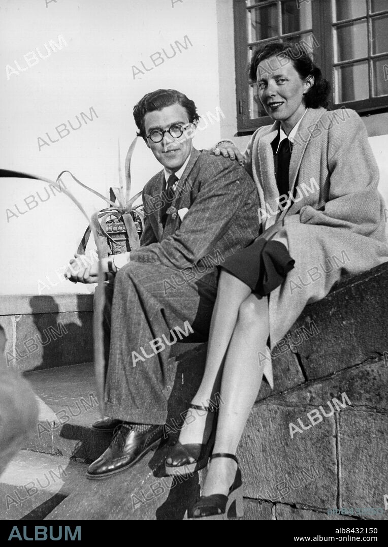 1945-05.. Not. Carl Johan Bernadotte maj 1945 Nyförlovade Anm. Leende Kerstin Bernadotte CD663 persons: CARL JOHAN, PRINS AV SVERIGE;KERSTIN WIJKMARK.
