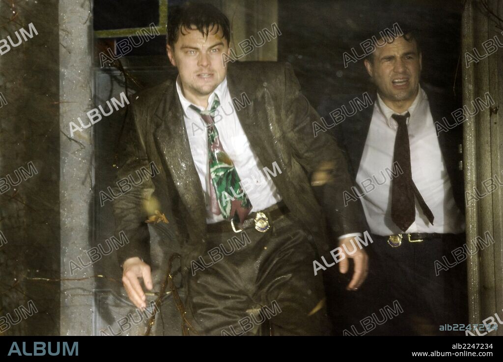 Leonardo DiCaprio y MARK RUFFALO en SHUTTER ISLAND, 2010, dirigida por MARTIN SCORSESE. Copyright PARAMOUNT PICTURES.