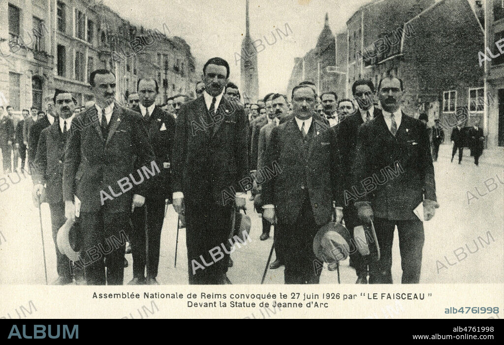 'Assemblee Nationale de Reims convoquee le 27 juin 1926 par 'Le Faisceau'. Devant la statue de Jeanne d'Arc' : parti fasciste francais. Photographie anonyme pour une carte postale. Credit : Collection IM/KHARBINE-TAPABOR.