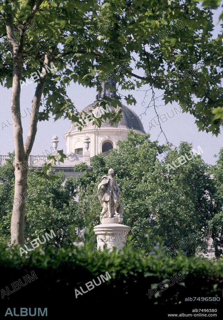 PLAZA DE LA VILLA DE PARIS-ESCULTURA DEL REY FERNADO VI.