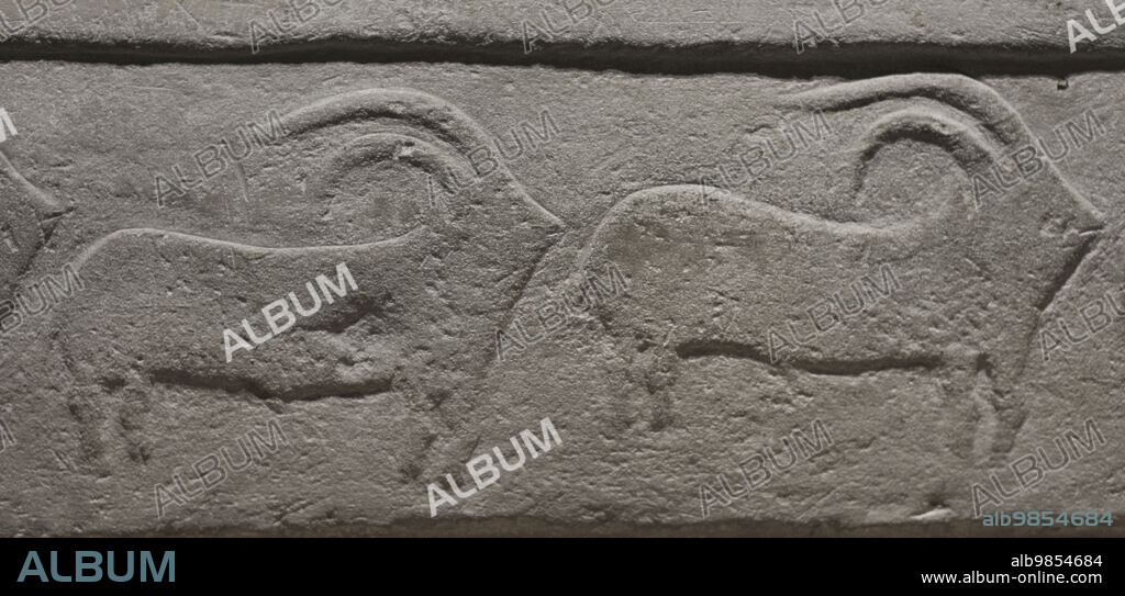 Período Neolítico. Edad de los Templos (3600 al 2500 a.C.). Complejo del Templo de Tarxien. Malta. Construido en honor a una diosa madre de la fertilidad. Detalle de un fragmento arquitectónico decorado con relieves representando una procesión de animales. Museo Nacional de Arqueología. La Valeta. Malta.