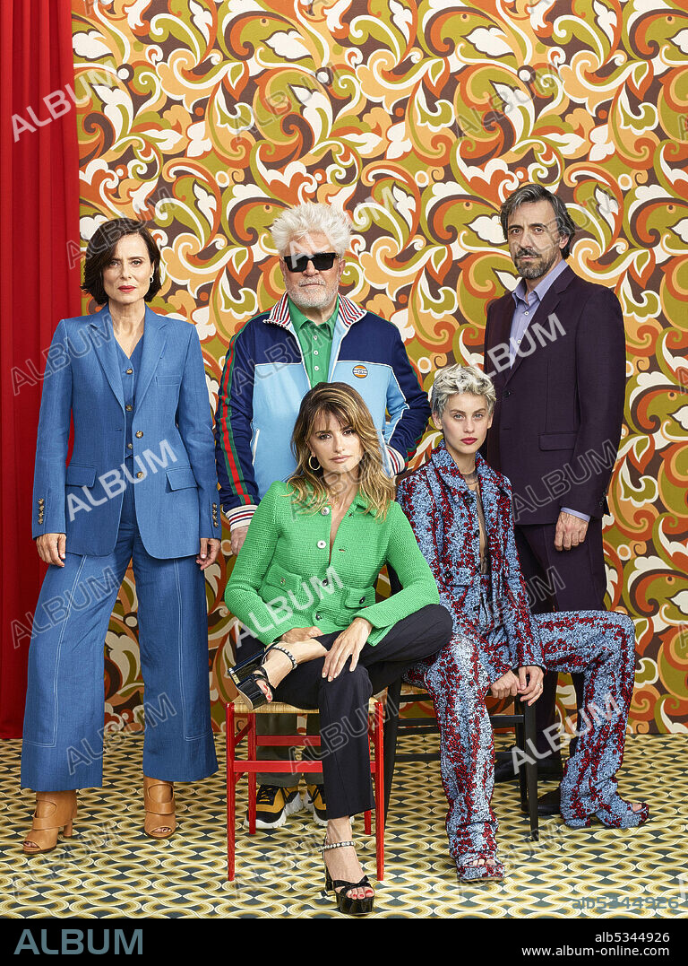 AITANA SANCHEZ-GIJON, ISRAEL ELEJALDE, MILENA SMIT, PEDRO ALMODOVAR y PENELOPE CRUZ en MADRES PARALELAS, 2021, dirigida por PEDRO ALMODOVAR. Copyright El Deseo / TVE.