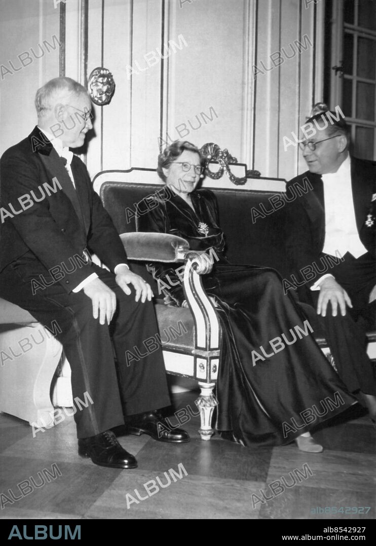 Orig. bildtext... Svenska Akademiens årshögtid. Nyinvalda fru Elin Wägner mellan prof. Bengt Hesselman och Gustaf Hellström 20-12-44 Anm.Wägner, Elin, f. 16 maj 1882, d. 7 januari 1949, författare, journalist trio CD402 persons: BENGT HESSELMAN;GUSTAF HELLSTRÖM;ELIN WÄGNER sites: SVERIGE.