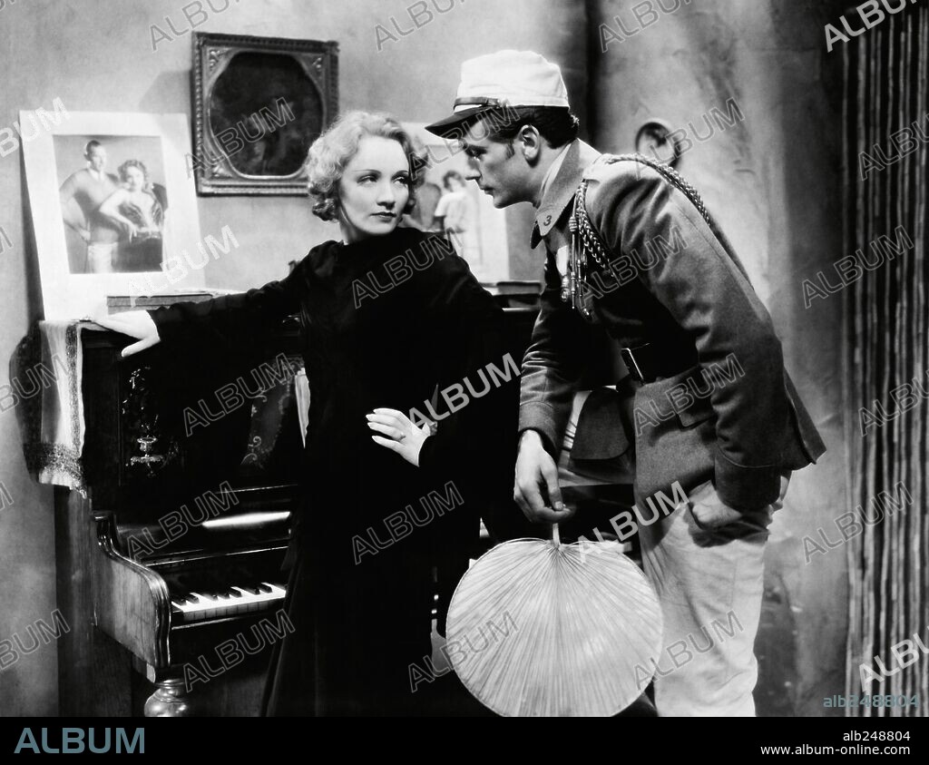 GARY COOPER y MARLENE DIETRICH en MARRUECOS, 1930 (MOROCCO), dirigida por JOSEF VON STERNBERG. Copyright PARAMOUNT PICTURES.