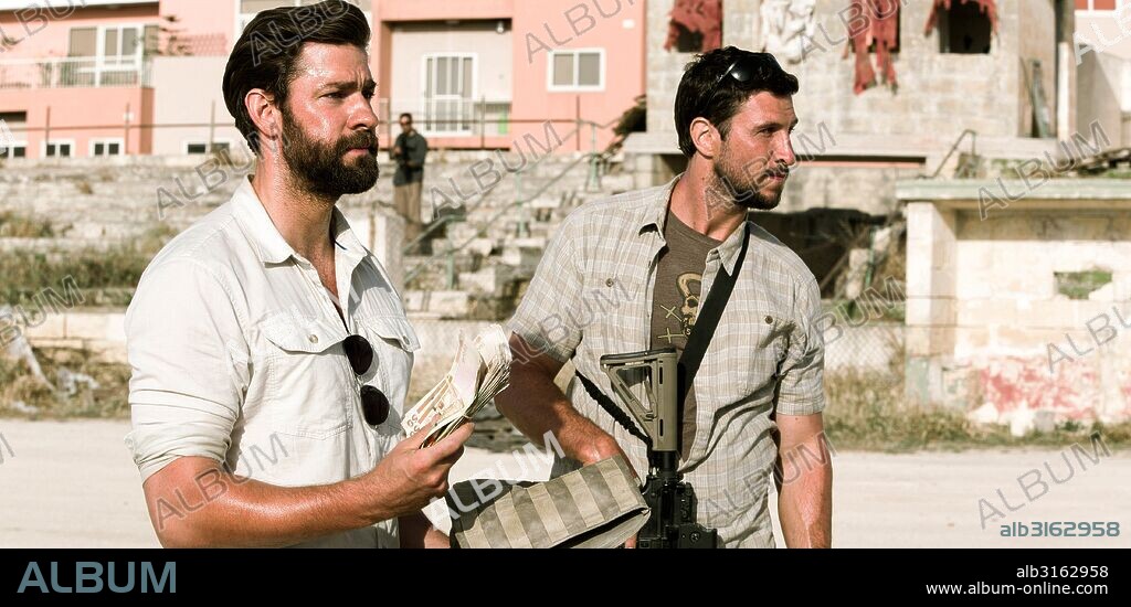 JOHN KRASINSKI y PABLO SCHREIBER en 13 HORAS. LOS SOLDADOS SECRETOS DE BENGASI, 2016 (13 HOURS: THE SECRET SOLDIERS OF BENGHAZI), dirigida por MICHAEL BAY. Copyright 3 ARTS ENT/DUNE FILMS/LATINA PICTURES/PARAMOUNT PICTURES.