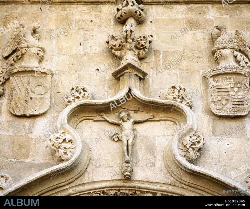 ARTE GOTICO-FLAMIGERO. ESPAÑA. IGLESIA DE LA ASUNCION. Construida entre 1486 y mediados del s. XVI en estilo gótico. Detalle del tímpano de la portada norte, con los escudos del TERCER DUQUE DEL INFANTADO y su esposa MARIA ALONSO PIMENTEL, patrocinadores de las obras del templo. COLMENAR VIEJO. Comunidad de Madrid.