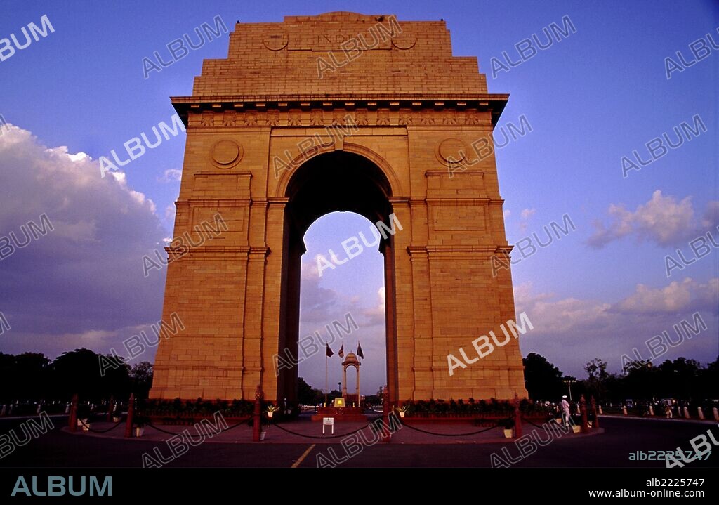 Puerta de la India(Indian Gate. 1921), al atardecer. Nueva Delhi.India.Asia.