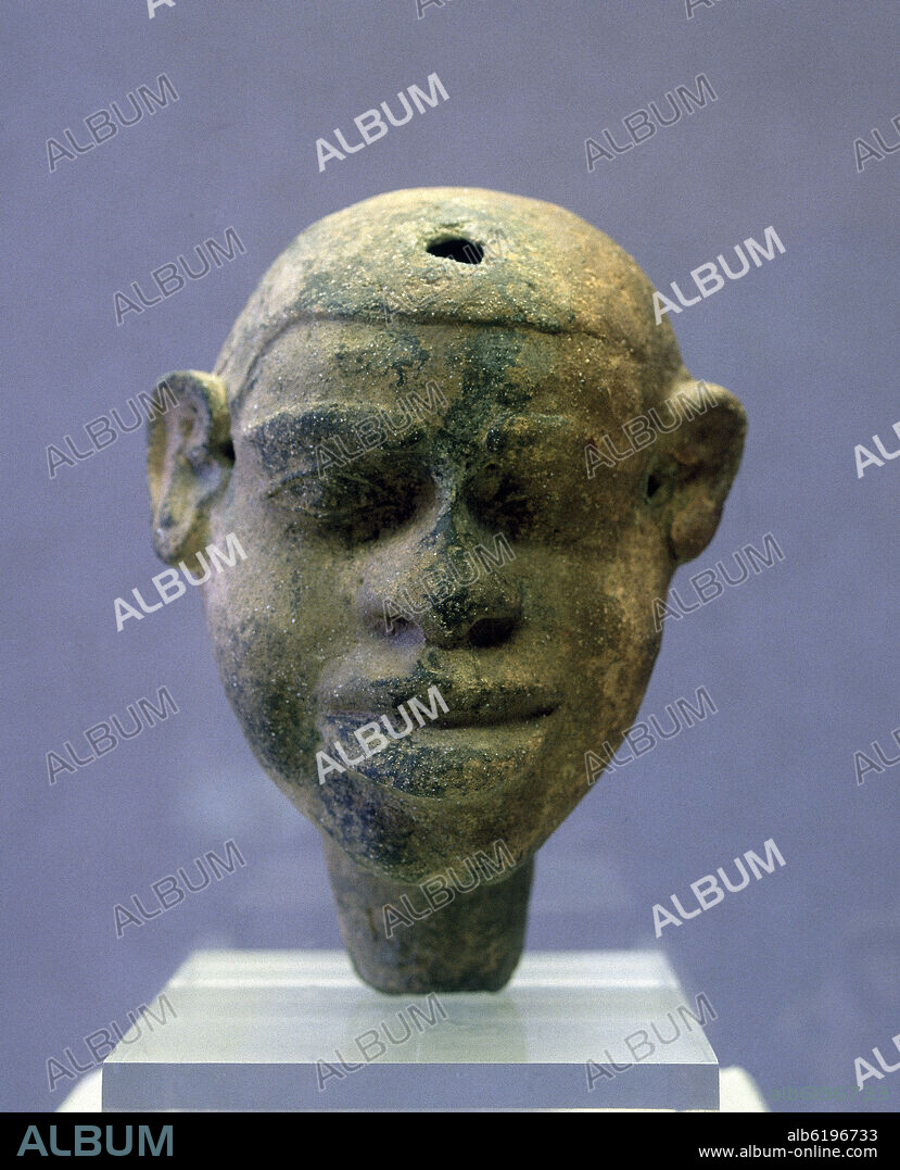 BUSTO DE ARCILLA PROCEDENTE PUNTA DE NAO (CADIZ) - S VII AC - ESCULTURA FENICIA DE UN HOMBRE AFRICANO.