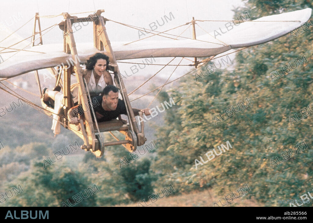 ANDIE MacDOWELL and BRUCE WILLIS in HUDSON HAWK, 1991, directed by MICHAEL LEHMANN. Copyright TRI STAR PICTURES.