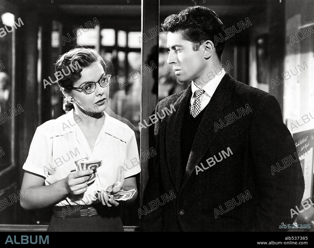 FARLEY GRANGER and KASEY ROGERS in STRANGERS ON A TRAIN, 1951, directed by ALFRED HITCHCOCK. Copyright WARNER BROTHERS.