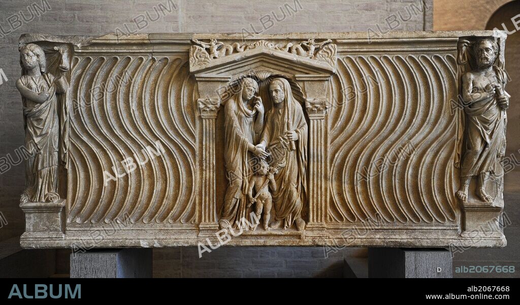 ARTE ROMANO. Sarcófago de una pareja casada. Alrededor de 240 d. C. Los esposos dándose la mano. En las esquinas, el marido representado como orador. La mujer como musa. Glytothek. Munich. Alemania. Europa.