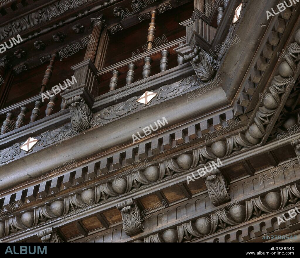Palau del Lloctinent. Palacio renacentista construído por Antoni Carbonell entre 1549 y 1557, como residencia de los lugartenientes reales. Detalle de la escalera cubierta con un artesonado en forma de cúpula, realizado por el mismo arquitecto. Barcelona. Cataluña.