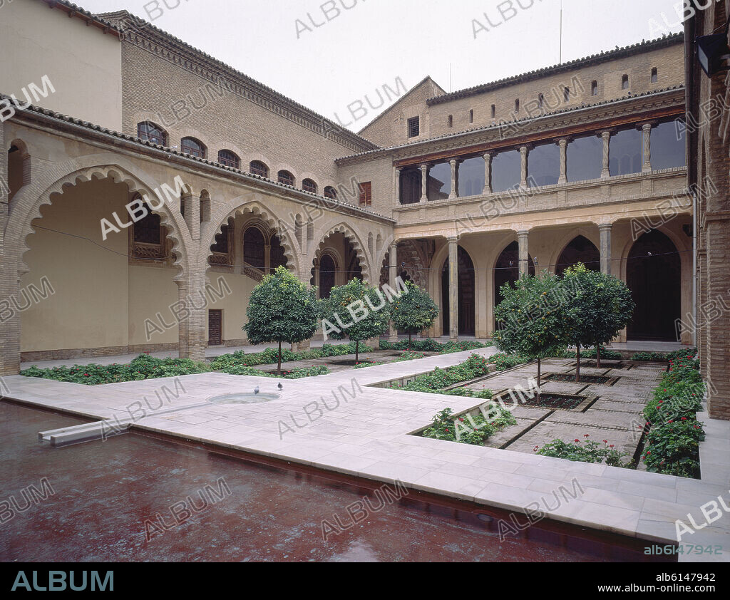 PATIO DE SANTA ISABEL DE LA ALJAFERIA DE ZARAGOZA.