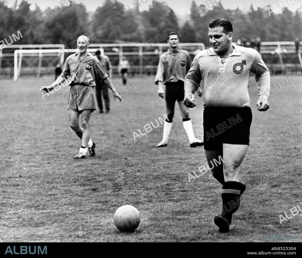 ARKIV DEGERFORS 196306.. Fotbollsspelaren Gunnar Nordahl spelar i en match på Stora Valla i Degerfors mellan Lions Club i Degerfors och Sveriges Radio-TV.. Foto: Jarl Ekenryd / SVT Bild / Kod: 5600. RiR sv/v 16929. Mapp: Degerfors. Rep 194.