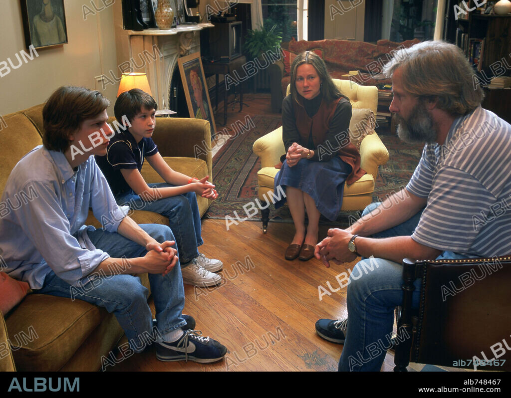 JEFF DANIELS, JESSE EISENBERG, LAURA LINNEY and OWEN KLINE in THE SQUID AND THE WHALE, 2005, directed by NOAH BAUMBACH. Copyright AMERICAN EMPIRICAL PICTURES / HAMILTON, JAMES.