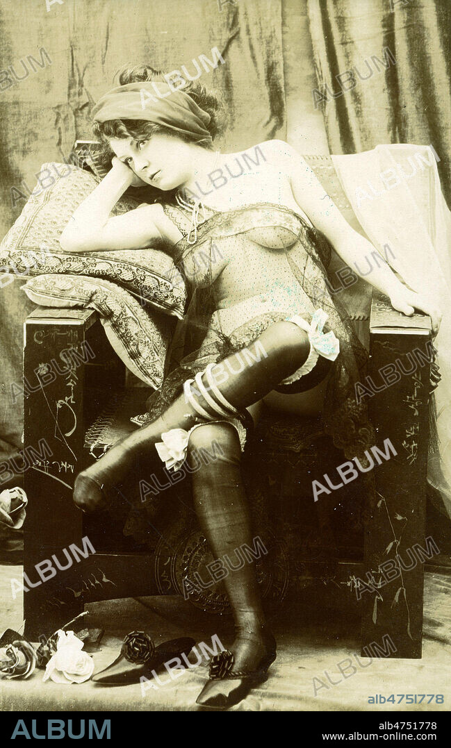 Femme legere devoilant ses bas et ses seins. Photographie erotique anonyme vers 1900. Credit : Collection IM/KHARBINE-TAPABOR.