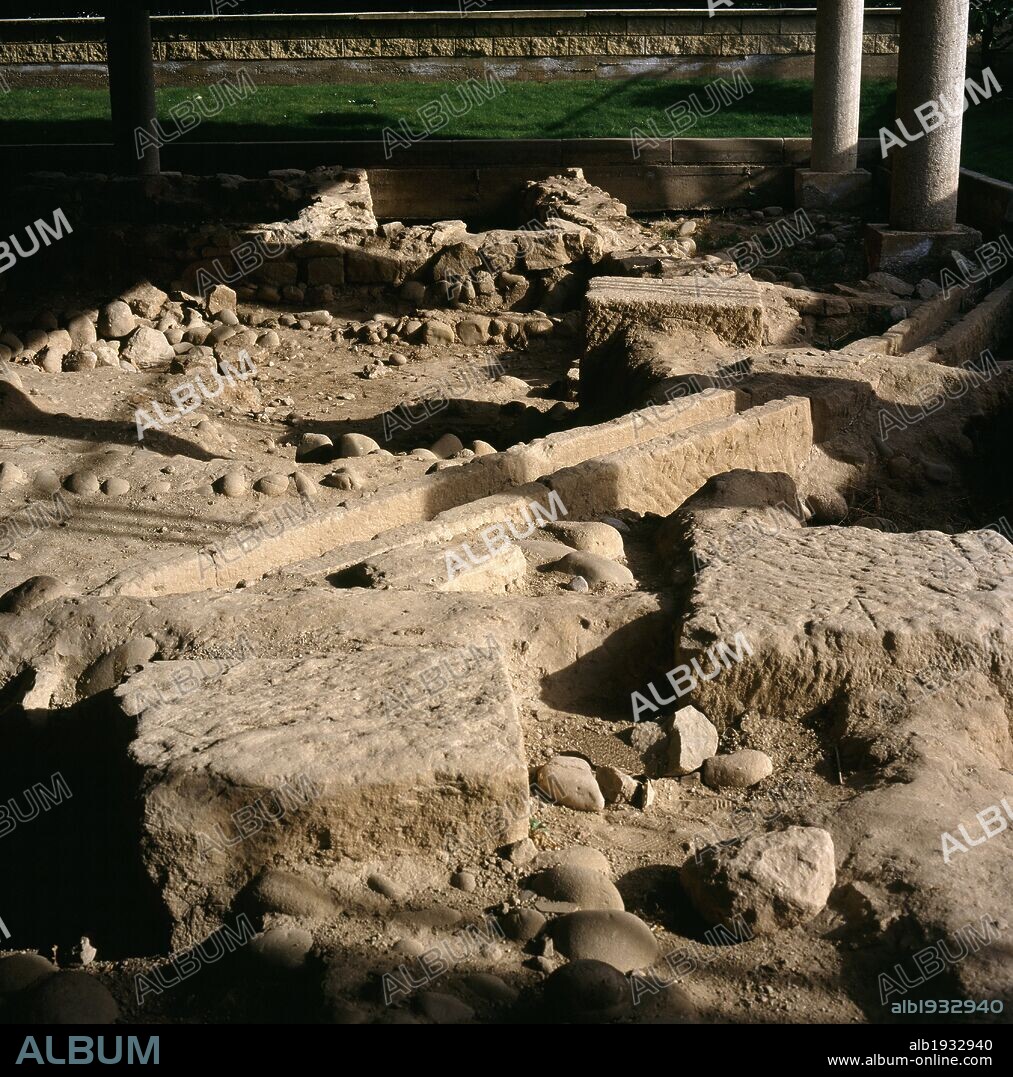 ARTE ROMANO. ESPAÑA. HIPOCAUSTO ROMANO DE VAREA. Habitación que, en tiempos de griegos y romanos, se caldeaba por medio de un hornillo situado debajo del pavimento. Localizado en el actual barrio de VAREA, a 4 km. de Logroño. La Rioja.