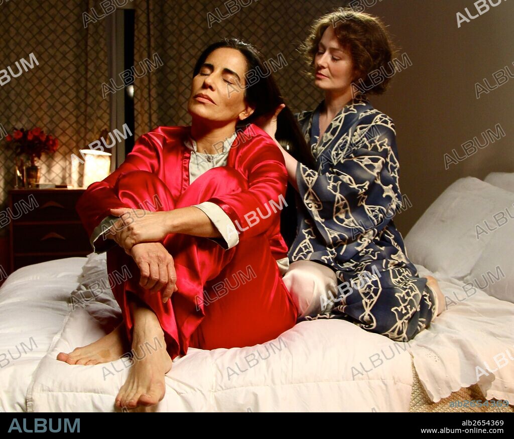 GLORIA PIRES and MIRANDA OTTO in REACHING FOR THE MOON, 2013 (FLORES RARAS), directed by BRUNO BARRETO. Copyright LC BARRETO PRODUCTIONS/IMAGEM FILMES/GLOBO FILMES/GLOBOSAT.