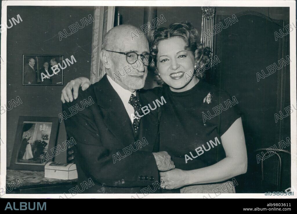 1955. Jacinto Benavente with actress Isabelita Garcés.