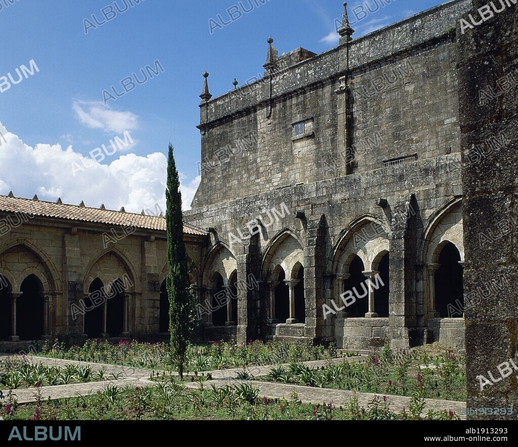 Spain, Galicia, province of Pontevedra, Tui. Cathedral of Saint Mary. Its construction began in the 12th century. Partial view of the medieval cloister, Cistercian Gothic style, 13th century. Remodeled in the 15th century.