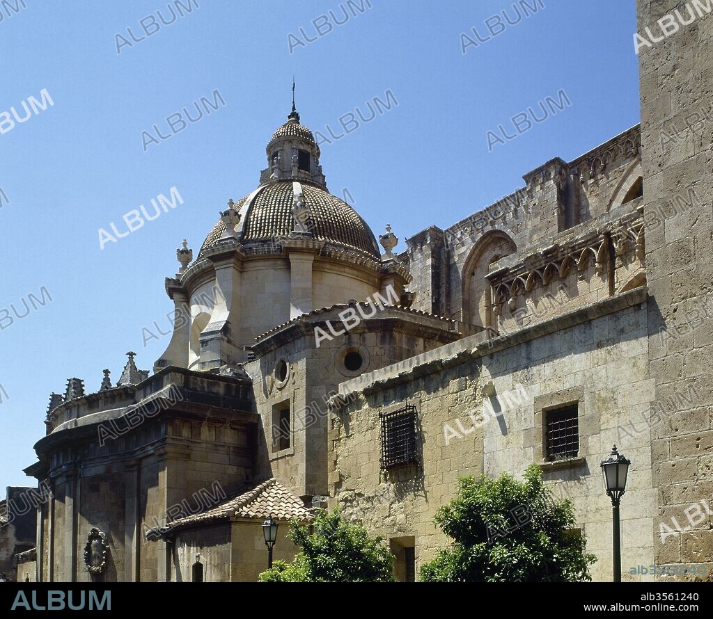 Catedral de Santa Maria (1170-1331). Detalle del conjunto del edificio en el que se pueden apreciar las distintas fases estilísticas del gótico. Es el mejor ejemplo catalán de transición del románico al gótico. Tarragona. Cataluña.