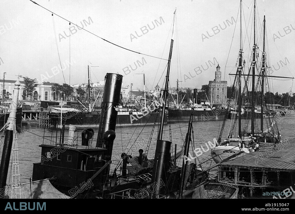 España. Barcos en el río Guadalquivir, Sevilla. Años 1950.