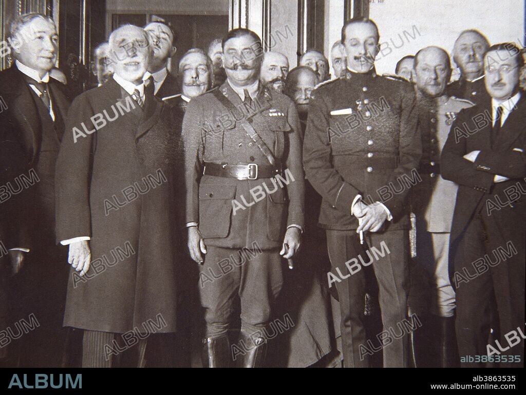 ALFONSO XIII. REY DE ESPAÑA . 1866 - 1941. CON EL GENERAL DAMASO BERENGUER(1886-1941) EN SU HOMENAJE EN EL MINISTERIO DE LA GUERRA.. MADRID NOVIEMBRE DE 1921.
