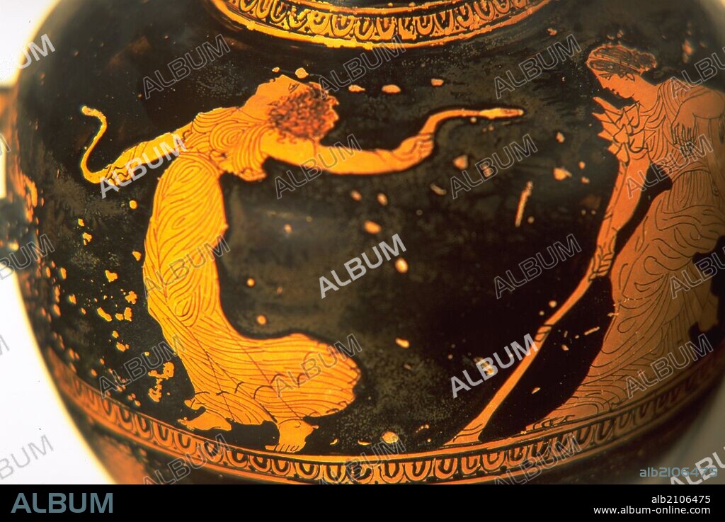 HYDRA CON MENADE ENLOQUECIDA BAILANDO CON SERPIENTES. DETALLE. GRIEGO CERAMICA. (DEPOSITO: MUSEO ARQUEOLOGICO NACIONAL).