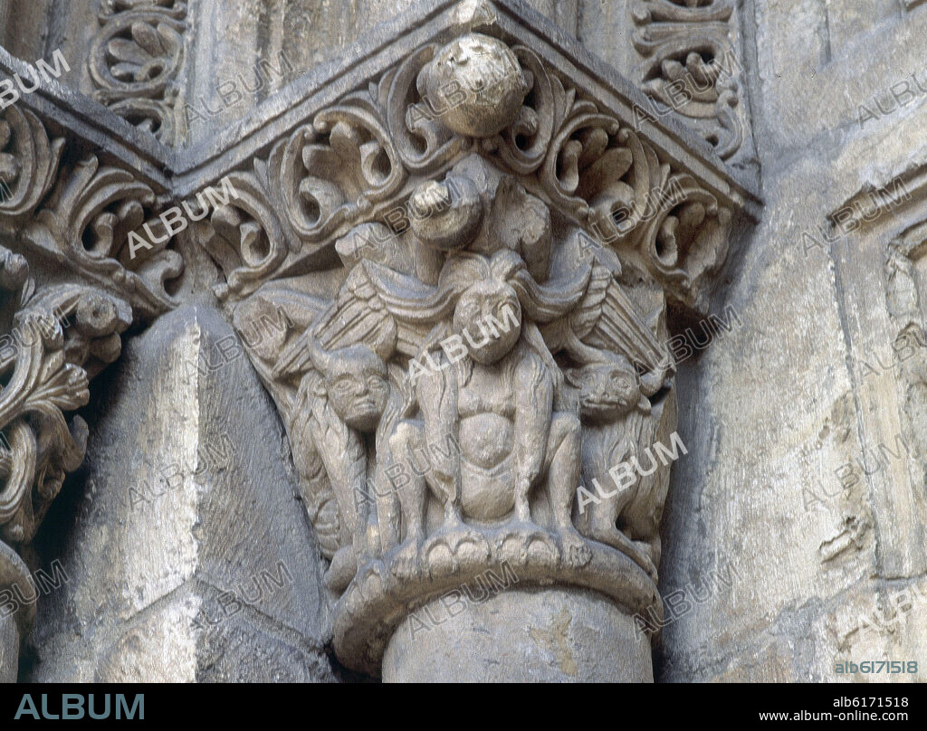 EXTERIOR-PORTADA CORDERO-DET CAPITEL:FIGURAS HUMANAS,ARPIAS CON GARRAS Y ALAS.