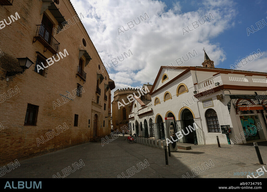 Sevilla, 27/03/2020. Vida cotidiana en el barrio de La Macarena, durante el estado de alarma por la crisis del coronavirus. En la imagen, el mercadio de Fería, el Palacio de Marqueses de la Algaba y la parroquia del Omnium Sanctorum. Foto: Vanessa Gómez ARCHSEV.