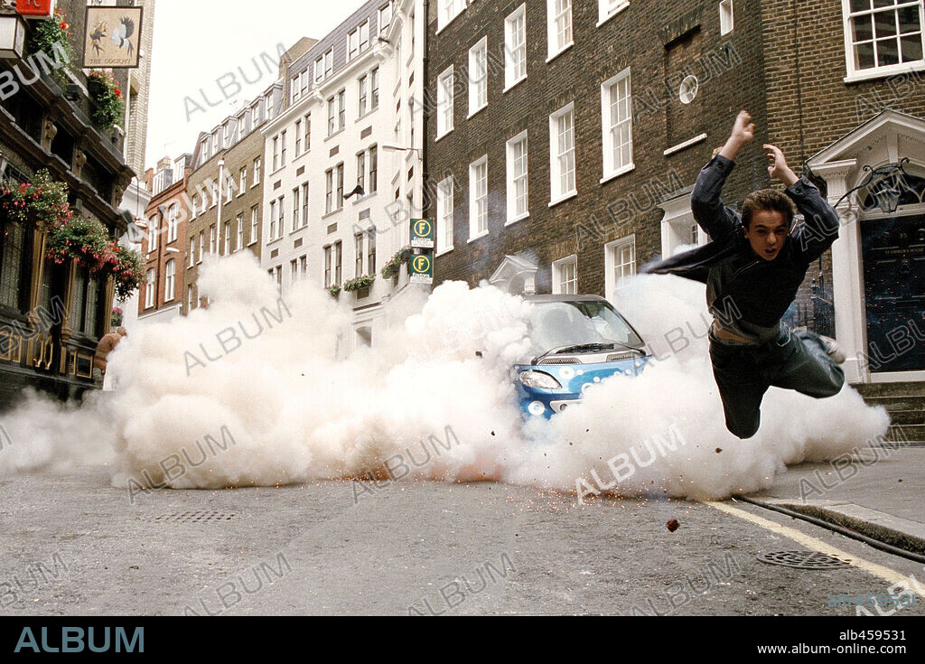 FRANKIE MUNIZ en SUPERAGENTE CODY BANKS 2: DESTINO LONDRES, 2004 (AGENT CODY BANKS 2: DESTINATION LONDON), dirigida por KEVIN ALLEN. Copyright METRO GOLDWYN MAYER / MAIDMENT, JAY.