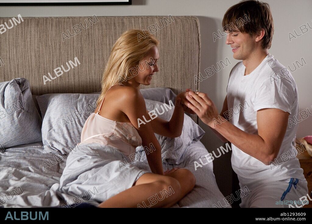 ASHTON KUTCHER and JESSICA ALBA in VALENTINE'S DAY, 2010, directed by GARRY MARSHALL. Copyright NEW LINE CINEMA / BATZDORFF, RON.