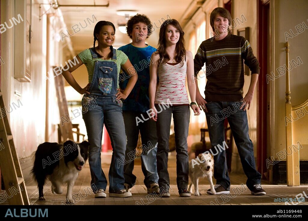 EMMA ROBERTS, JOHNNY SIMMONS, KYLA PRATT and TROY GENTILE in HOTEL FOR DOGS, 2009, directed by THOR FREUDENTHAL. Copyright DREAMWORKS SKG / TRUEBLOOD, JAMIE.
