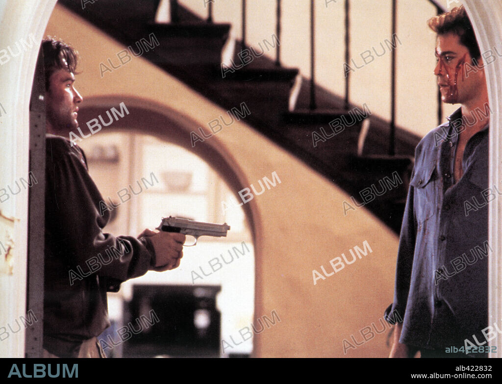 KURT RUSSELL y RAY LIOTTA en FALSA SEDUCCIÓN, 1992 (UNLAWFUL ENTRY), dirigida por JONATHAN KAPLAN. Copyright 20TH CENTURY FOX.