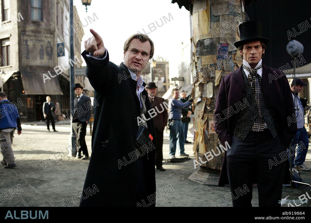 CHRISTOPHER NOLAN y HUGH JACKMAN en EL TRUCO FINAL-EL PRESTIGIO, 2006 (THE PRESTIGE), dirigida por CHRISTOPHER NOLAN. Copyright NEWMARKET PRODUCTIONS/SYNCOPY/TOUCHSTONE PICTURES/WARNER BRO / DUHAMEL, FRANÇOIS.