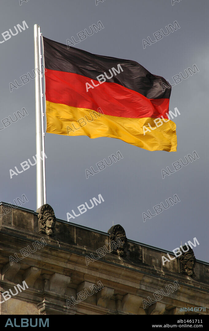 BANDERA ALEMANA ondeando en el exterior del PARLAMENTO ALEMAN (REICHSTAG). Berlín. Alemania.