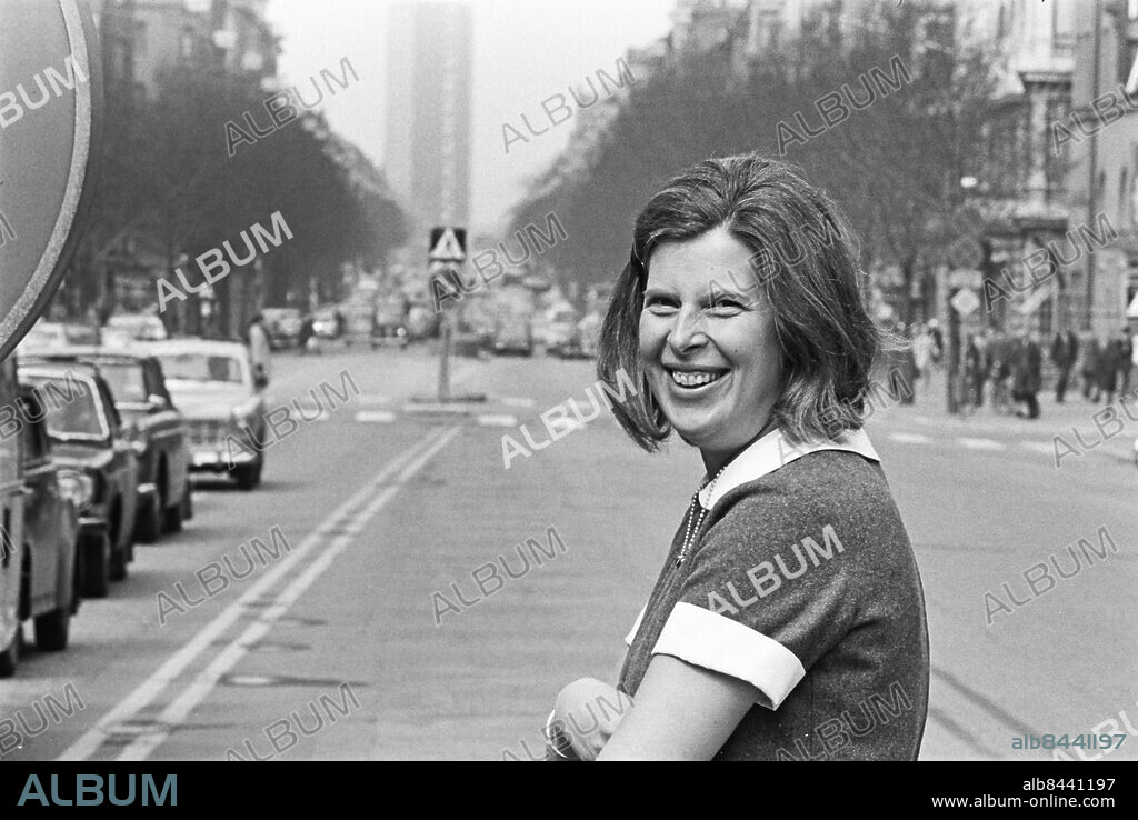 STOCKHOLM 1969-05-10.. Liliane Carlberg, TV-producent, på Sveavägen i Stockholm.. Foto: Bertil S-son Åberg / RiR / SVT / Kod: 5600.. Reportage publ. i RiR 22/69 inför TV-programmet Och tiden gick.. RiR 19455 sv/v. Wenner-gren Center.