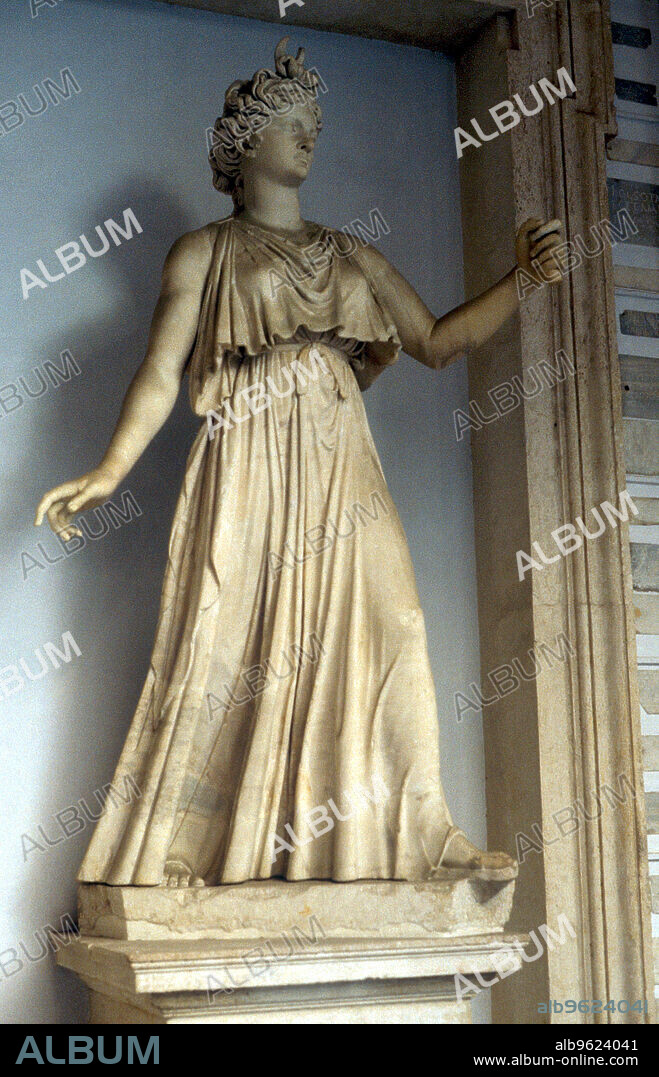 Roman goddess Juno, wife and sister of Jupiter, Queen of Heaven. Juno, known as Hera to the Greeks, was the protector of women and marriage. Marble statue.