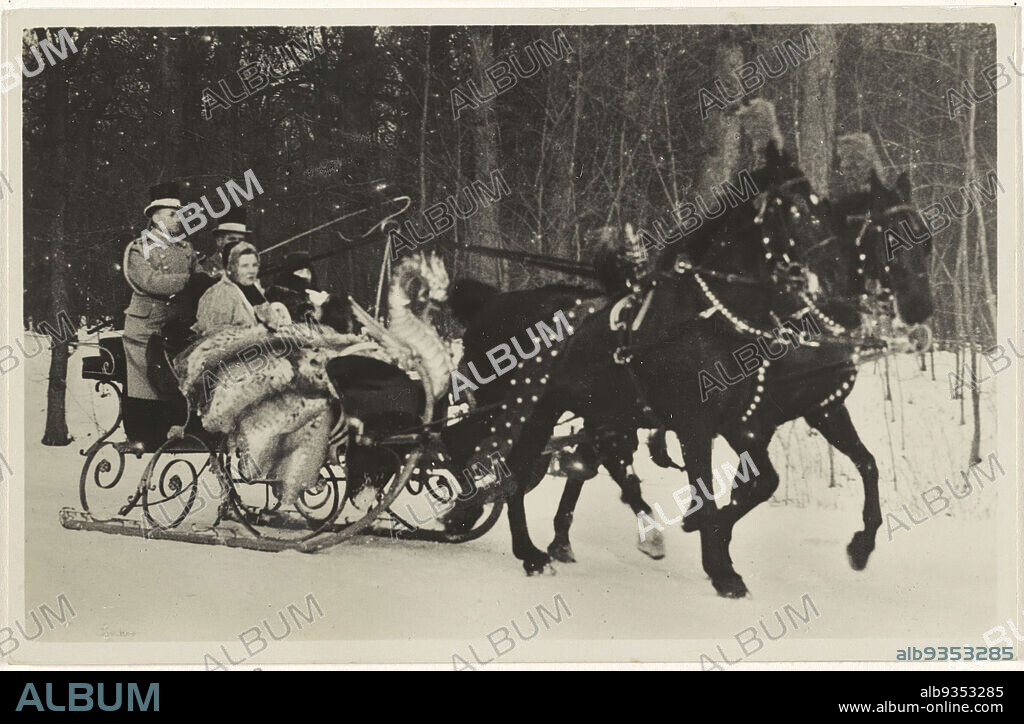 Wilhelmina, Queen of the Netherlands, Juliana, Queen of the Netherlands, and Beatrix, Queen of the Netherlands, in a sleigh at The Hague, Wilhelmina, Juliana and Beatrix in a sleigh with two horses at The Hague. Behind the sleigh are two men., Gompers (mentioned on object), publisher: W. ten Have (mentioned on object), The Hague, publisher: Amsterdam, 24-Jan-1940, photographic support, height 90 mm × width 139 mm.