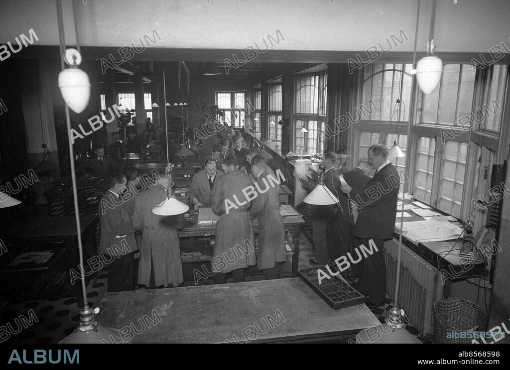 Göteborg omkring 1935 - Axel Forssman (1877-1942) advokat och styrelsordförande på Göteborgs Sjöfarts och Handelstidning - vi ser honom här till höger i sätteriet - GT - HT *** Local Caption *** Låda HT Historia Tyggårdsgatan. KAMERAREPORTAGE.