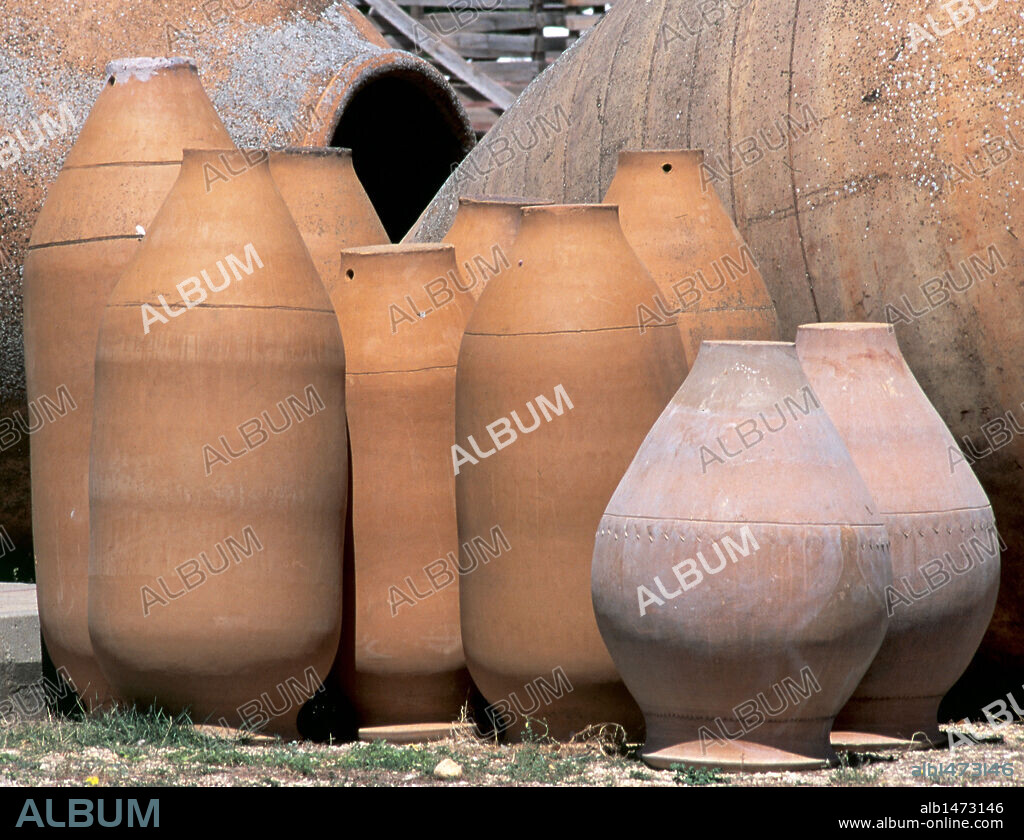 TINAJAS tipicas de la población. VILLARROBLEDO. Provincia de Albacete. Castilla-La Mancha. España.