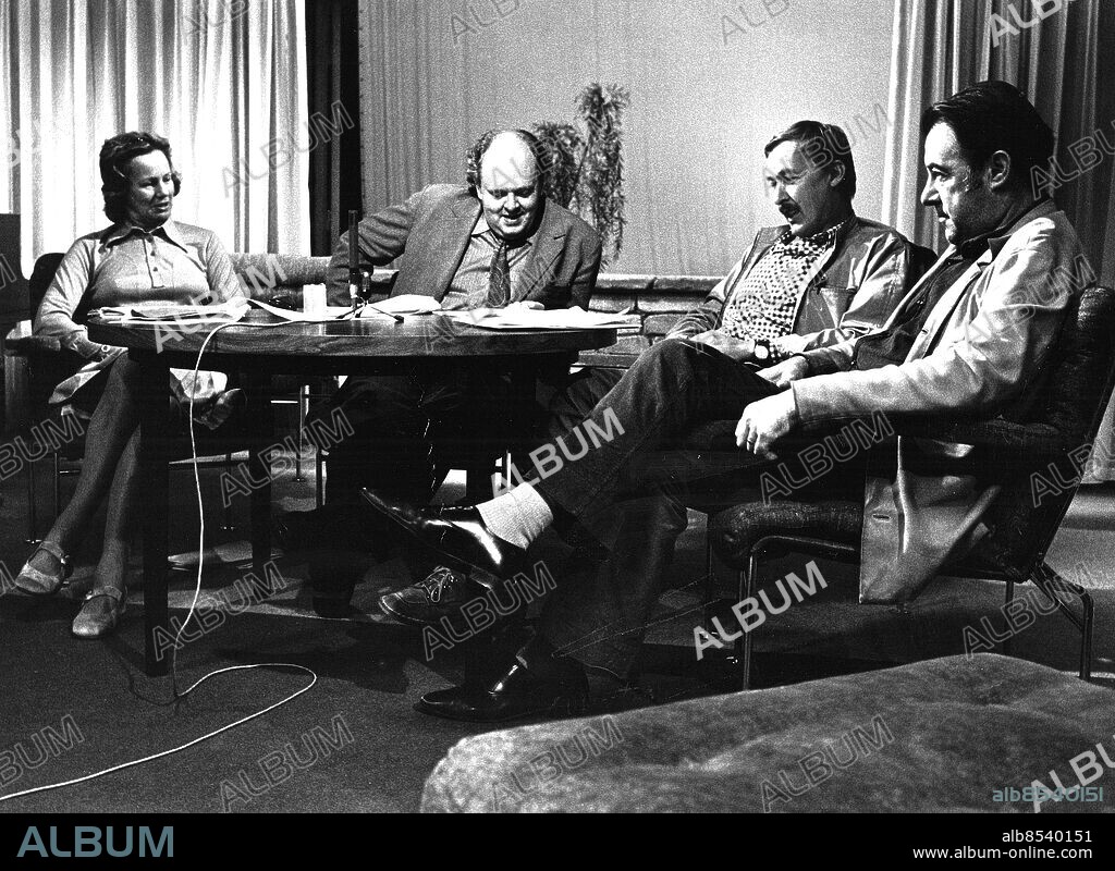 1973.. Orig. bildtext... Sveriges Magasin 1973 Kas Sjöblom, Anders Erik Malm, Gunnar Arvidsson och Ingrid Schrewelius Anm. Producenter Programledare Inspelningar Modeexpert Naturrexpert persons: ANDERS ERIK MALM;INGRID SCHREWELIUS;KARL-AXEL SJÖBLOM;GUNNAR ARVIDSON sites: SVERIGE.