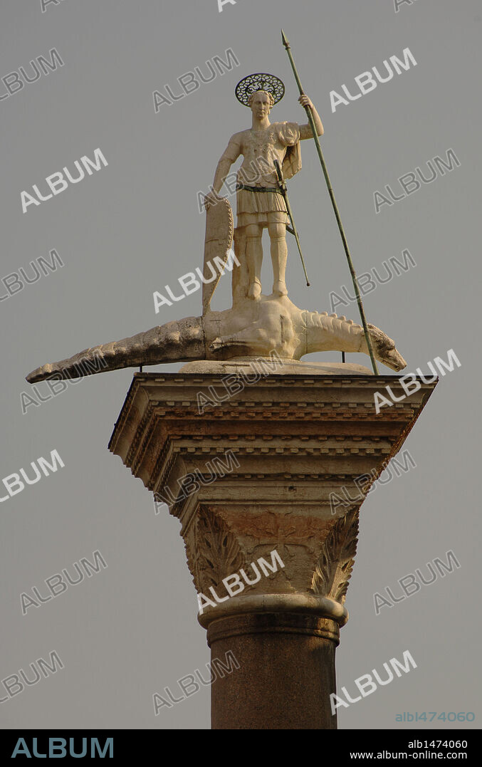 SAN TEODORO. ESTATUA de santo, patrón de Venecia, situada sobre una columna de granito de la PIAZZETTA. VENECIA. Italia.