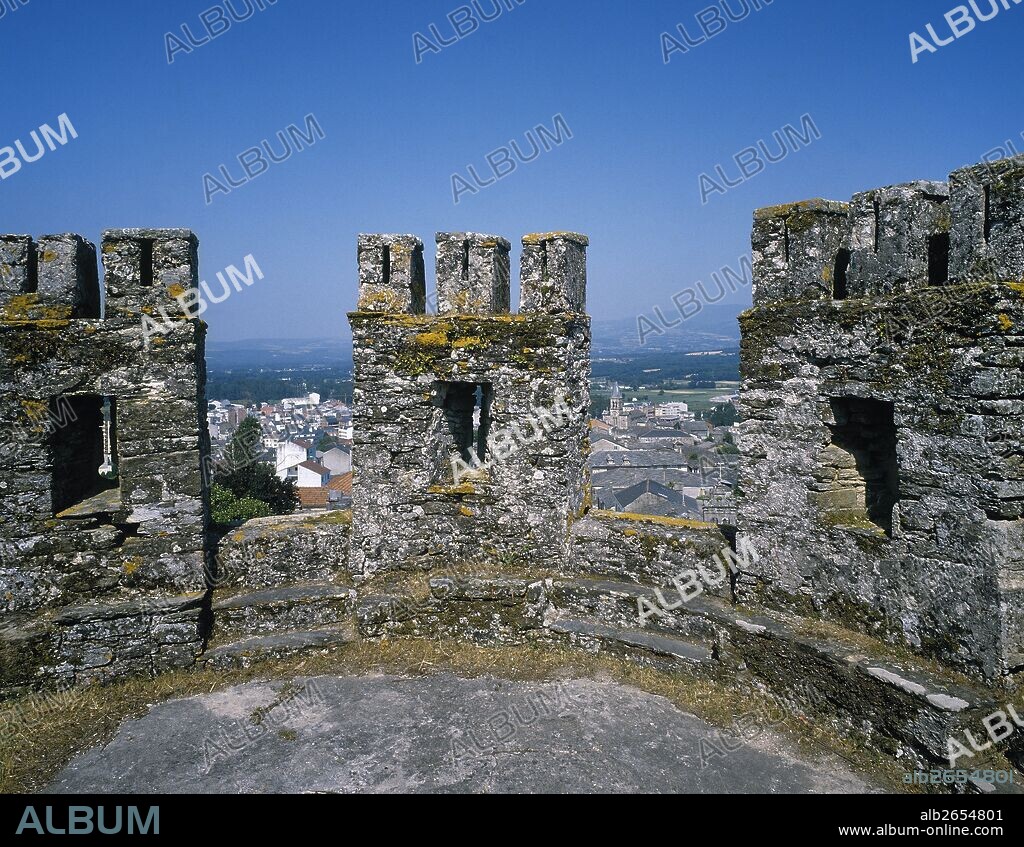 GALICIA. SARRIA. Vista de las ruinas de la TORRE de la antigua FORTALEZA DE LOS MARQUESES DE SARRIA, destruida por los "Irmandiños", hermandad medieval que se confederó para defenderse de los abusos de los señores. Se dedicó al asalto de fortalezas señoriales. Fue reconstruida y finalmente abandonada. Provincia de Lugo. España.