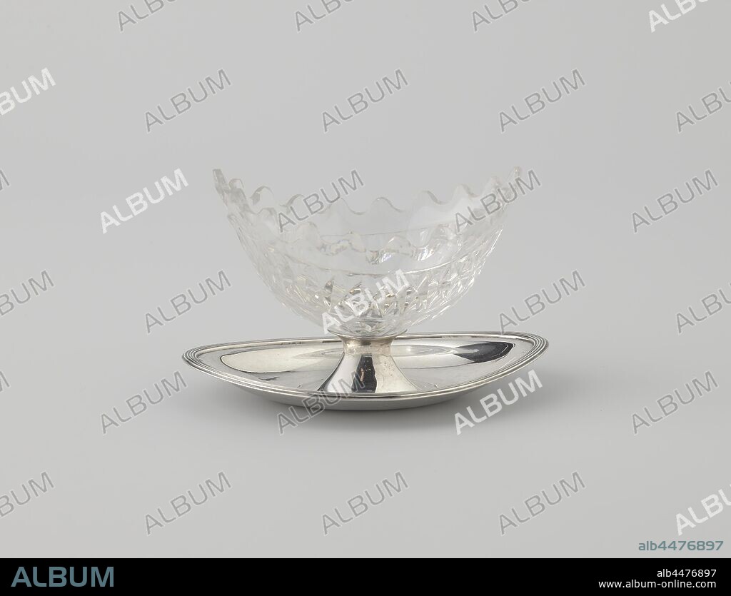 Salt vessel on oval base with pointed oval glass container, The salt vessels each consist of a bowl-shaped oval base, which rises in the middle towards the pointed oval container. Both parts run higher on the sides. At the top of the foot, a fillet edge is arranged along the outer edge. The container of colorless glass has a corrugated top edge and is cut with an edge of diamond heads above a radius. The container is attached to the base by means of a silver screw with a golden cup, which is visible on the inside of the container. The trays of A, B and D are damaged., Fa. Bennewitz en Bonebakker, Amsterdam, 1807, silver (metal), schroefkop, bak, h 7.4 cm × w 11.5 cm × d 7.5 cm × w 169.0 gr.