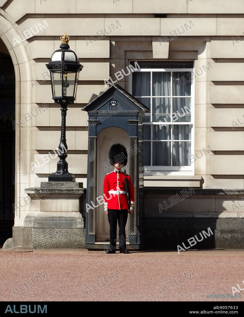 beefeater guard at the entrance to Buckingham Palace, London, England.