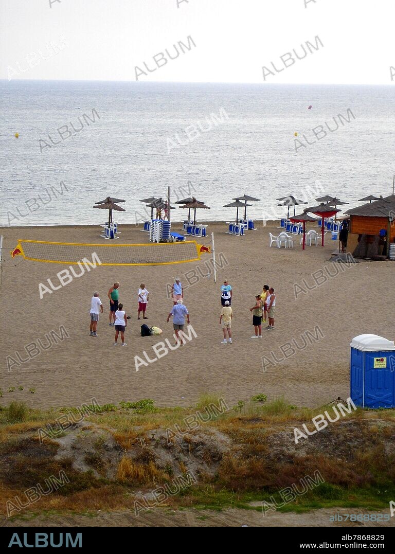 JUBILADOS ALEMANES HACIENDO DEPORTE EN LA PLAYA DE DENIA.