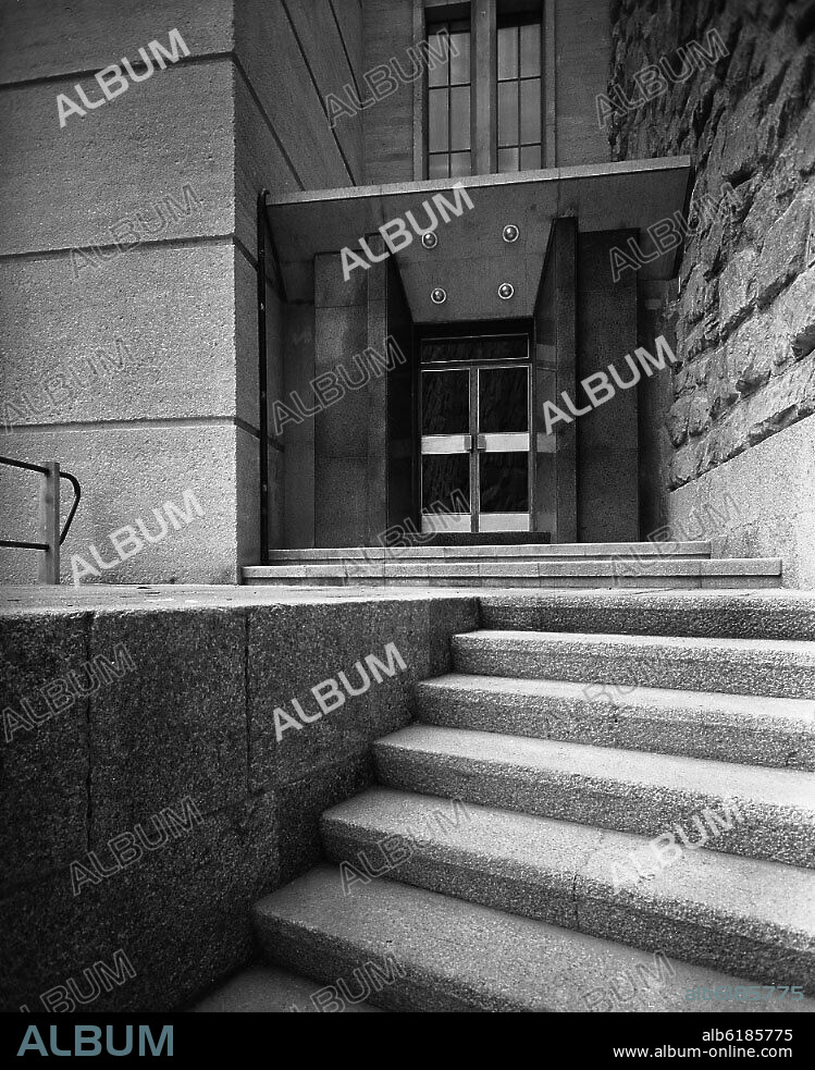 ENTRADA A LAS OFICINAS DE LA EMPRESA IBERDROLA CONSTRUCTORA DE LOS SALTOS DEL SIL - FOTOGRAFIA EN BLANCO Y NEGRO - AÑOS 50.