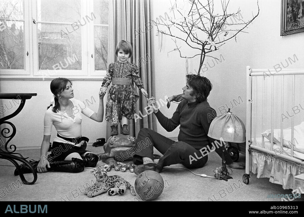 German actress Helga Anders with husband Roger Fritz and their duaghter, Germany 1970s.
