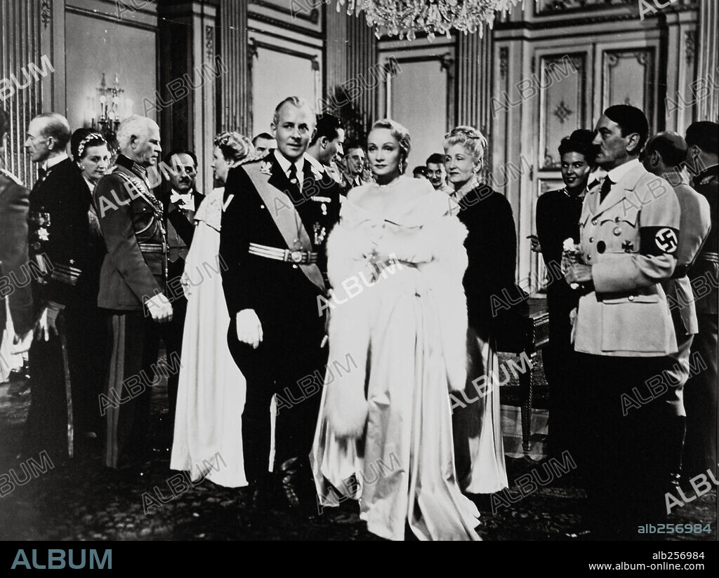 Adolf Hitler, MARLENE DIETRICH und BOBBY WATSON. BOBBY WATSON und MARLENE DIETRICH in A FOREIGN AFFAIR, 1948, unter der Regie von BILLY WILDER. Copyright PARAMOUNT PICTURES.